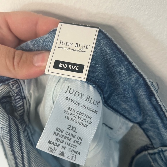 Judy Blue Mid Rise Distressed Two-Tone Tie Dye Light Wash Shorts Size 2XL NWT - Picture 8 of 9